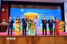 Đồng chí Nguyễn Thị Thanh, Ủy viên Ban Chấp hành Trung ương Đảng, Phó Chủ tịch Quốc hội tặng hoa chúc mừng Bệnh viện Trung ương Thái Nguyên nhân kỷ niệm 71 năm Ngày Thầy thuốc Việt Nam. (Ảnh: Thu Hằng/TTXVN)