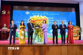 Đồng chí Nguyễn Thị Thanh, Ủy viên Ban Chấp hành Trung ương Đảng, Phó Chủ tịch Quốc hội tặng hoa chúc mừng Bệnh viện Trung ương Thái Nguyên nhân kỷ niệm 71 năm Ngày Thầy thuốc Việt Nam. (Ảnh: Thu Hằng/TTXVN)