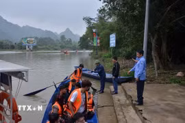 Lực lượng chức năng yêu cầu hành khách mặc áo phao đầy đủ theo quy định. (Ảnh: TTXVN phát)