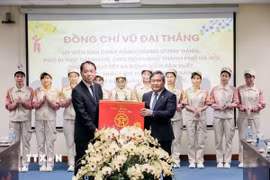 Chủ tịch Ủy ban Nhân dân thành phố Hà Nội Vũ Đại Thắng chúc Tết, động viên người lao động tại Công ty TNHH Điện tử Meiko Việt Nam. (Ảnh: Trung Nguyên/TTXVN)
