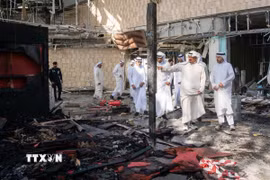 Thủ tướng Kuwait Sheikh Ahmad al-Abdullah al-Sabah (thứ 2, phải) thị sát khu vực sân bay quốc tế Kuwait ở tỉnh Farwaniya bị tấn công, ngày 3/6/2026. (Ảnh: THX/TTXVN)