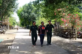 Lực lượng biên phòng tỉnh Gia Lai luôn sâu sát cùng người có uy tín trên địa bàn, vận động người dân thực hiện tốt mô hình "Xã biên giới sạch về ma túy". (Ảnh: Hồng Điệp/TTXVN)