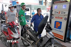Mua bán xăng, dầu tại một cửa hàng trên địa bàn Hà Nội. (Ảnh: Trần Việt/TTXVN)