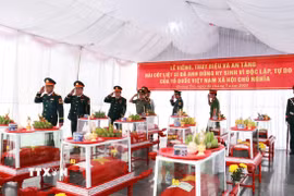 Lễ viếng, truy điệu và an táng 12 hài cốt liệt sĩ. (Ảnh: Tường Vi/TTXVN)