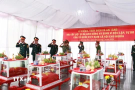 Lễ viếng, truy điệu và an táng 12 hài cốt liệt sĩ. (Ảnh: Tường Vi/TTXVN)