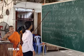 Học sinh đọc chữ Khmer. (Ảnh: Thanh Sang/TTXVN)