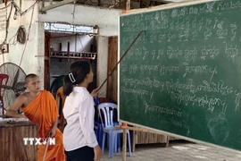 Học sinh đọc chữ Khmer. (Ảnh: Thanh Sang/TTXVN)