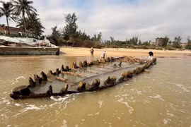 Hình con tàu nổi lên ở biển Hội An sáng 8/11. (Ảnh: baodanang.vn)