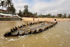 Hình con tàu nổi lên ở biển Hội An sáng 8/11. (Ảnh: baodanang.vn)