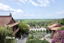 Sân chùa Hang nhìn ra cánh đồng dưới chân núi Sam. (Ảnh: Thanh Sang/TTXVN)