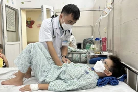 Bác sỹ thăm khám cho bệnh nhi đang điều trị tại Bệnh viện Đa khoa Xanh Pôn. (Ảnh: Minh Quyết/TTXVN)