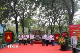 Phó Bí thư Thường trực Thành ủy Thành phố Hồ Chí Minh Lê Quốc Phong trao Bằng “Tổ quốc ghi công” cho thân nhân 49 Anh hùng liệt sĩ Biệt động Quân khu Sài Gòn-Gia Định. (Ảnh: Thanh Vũ/TTXVN)