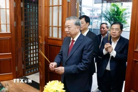 Tổng Bí thư Tô Lâm thắp hương tưởng niệm Tổng Bí thư Nguyễn Phú Trọng. (Ảnh: Thống Nhất/TTXVN)
