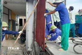 Cưỡng chế giải tỏa vi phạm đất nông nghiệp xã Nguyễn Văn Linh (Hưng Yên). (Ảnh Mạnh Khánh/TTXVN)