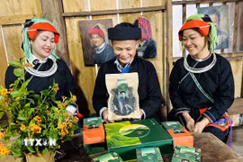 Ông Đặng Văn Háu, dân tộc Dao (thôn Xà Phìn, xã Thanh Thủy, tỉnh Tuyên Quang) giới thiệu về sản phẩm của hợp tác xã Trà Pèng. (Ảnh: Đức Thọ/TTXVN)
