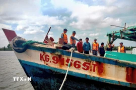 Tàu cá vi phạm vận chuyển trái phép hơn 25.000 lít dầu diesel trên vùng biển gần khu vực đảo Hòn Chuối (Cà Mau) tháng 2/2025. (Ảnh:TTXVN phát).