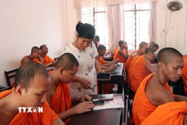 Học viên được hỗ trợ, hướng dẫn chi tiết từng thao tác cài đặt và khai báo thông tin ngay trên điện thoại thông minh. (Ảnh: Trung Kiên/TTXVN)