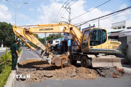 Lực lượng chức năng tiến hành đào rãnh ngang. (Ảnh: Dư Toán/TTXVN)