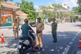 Lực lượng Công an thành phố Hải Phòng ra quân xử lý vi phạm theo chuyên đề “Người điều khiển phương tiện giao thông đường bộ vi phạm nồng độ cồn”. (Ảnh: Cổng thông tin Công an thành phố Hải Phòng)