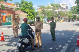 Lực lượng Công an thành phố Hải Phòng ra quân xử lý vi phạm theo chuyên đề “Người điều khiển phương tiện giao thông đường bộ vi phạm nồng độ cồn”. (Ảnh: Cổng thông tin Công an thành phố Hải Phòng)