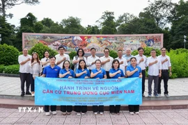 Đoàn công tác của Trung tâm thông tin TTXVN khu vực phía Nam tham quan công trình bức tranh hoành tráng tại Khu di tích lịch sử văn hoá quốc gia đặc biệt Căn cứ Trung ương Cục miền Nam. (Ảnh: Giang Phương/TTXVN)