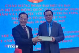 Chủ tịch Tổng Liên đoàn Lao động Việt Nam Nguyễn Đình Khang tiếp ông Kim-Tai-Gi - Chủ tịch Ủy ban quan hệ lao động quốc gia Hàn Quốc. (Ảnh: Nguyễn Trọng Lịch/TTXVN)