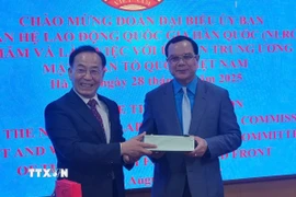 Chủ tịch Tổng Liên đoàn Lao động Việt Nam Nguyễn Đình Khang tiếp ông Kim-Tai-Gi - Chủ tịch Ủy ban quan hệ lao động quốc gia Hàn Quốc. (Ảnh: Nguyễn Trọng Lịch/TTXVN)