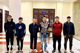 Các đối tượng cho vay lãi nặng hơn 600%/năm bị khởi tố và tạm giam. (Ảnh: TTXVN phát)