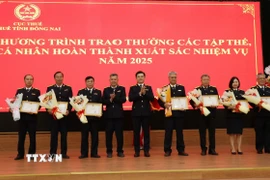 Khen thưởng cho các tập thể đạt thành tích cao. (Ảnh: Công Phong/TTXVN)