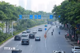 Ngày đầu tiên thực hiện phân làn đường Võ Chí Công, người điều khiển phương tiện thực hiện khá tốt khi tham gia giao thông trên tuyến. (Ảnh: Quốc Khánh/TTXVN)
