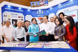 Chủ tịch Quốc hội Trần Thanh Mẫn tham quan gian trưng bày của TTXVN dự Hội báo toàn quốc 2026. (Ảnh: Doãn Tấn/TTXVN)