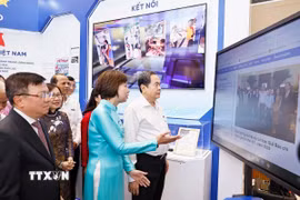 Chủ tịch Quốc hội Trần Thanh Mẫn tham quan gian trưng bày của TTXVN dự Hội báo toàn quốc 2026. (Ảnh: Doãn Tấn/TTXVN)