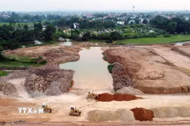 Hiện trường vụ đuối nước thương tâm khiến 2 trẻ nhỏ bị tử vong. (Ảnh: Tạ Toàn/TTXVN)