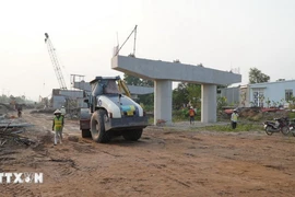 Công trường thi công dự án cao tốc Cao Lãnh-An Hữu thành phần 1, đoạn qua xã Mỹ Hiệp, huyện Cao Lãnh, tỉnh Đồng Tháp. (Ảnh: Nhựt An/TTXVN)