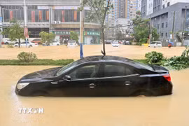 Ngập lụt do mưa lớn gây ra bởi bão Maysak ở Trung Quốc. (Ảnh: THX/TTXVN phát)