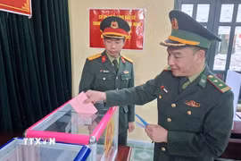 Với mỗi cử tri, việc tự tay lựa chọn ra đại biểu đủ tâm, đủ tầm để là người đại diện cho tiếng nói nhân dân là niềm tự hào. (Ảnh: TTXVN phát)