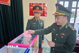 Với mỗi cử tri, việc tự tay lựa chọn ra đại biểu đủ tâm, đủ tầm để là người đại diện cho tiếng nói nhân dân là niềm tự hào. (Ảnh: TTXVN phát)