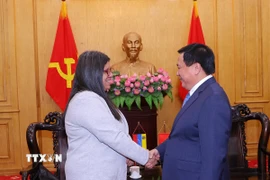 GS.TS Nguyễn Xuân Thắng tiếp bà Tatiana Pugh Moreno, Thứ trưởng Bộ Ngoại giao Venezuela phụ trách khu vực Châu Á, Trung Đông và Châu Đại Dương; Giám đốc Viện Nghiên cứu Cấp cao về Ngoại giao. (Ảnh: Văn Điệp/TTXVN)