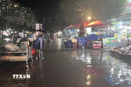 Đường vào chợ dân sinh Phước Long, trên địa bàn phường Tân Mỹ, TP. Hồ Chí Minh chìm trong nước. (Ảnh: TTXVN phát)