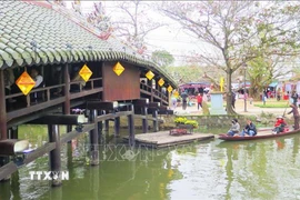 Cầu ngói Thanh Toàn là điểm du lịch nổi tiếng bởi kiến trúc cổ độc đáo. (Ảnh: Tường Vi/TTXVN)