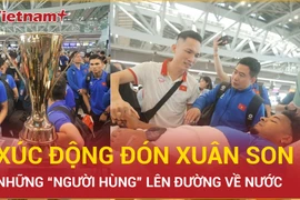 "Cơn sốt" tuyển Việt Nam tại sân bay Thái Lan, xót xa với hình ảnh Xuân Son