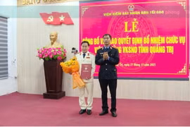 Đồng chí Nguyễn Duy Giảng, Phó Viện trưởng Viện KSND Tối cao trao quyết định bổ nhiệm Viện trưởng Viện Kiểm sát nhân dân tỉnh Quảng Trị cho đồng chí Hồ Thanh Hải. (Ảnh: Báo Quảng Trị)