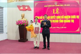 Đồng chí Nguyễn Duy Giảng, Phó Viện trưởng Viện KSND Tối cao trao quyết định bổ nhiệm Viện trưởng Viện Kiểm sát nhân dân tỉnh Quảng Trị cho đồng chí Hồ Thanh Hải. (Ảnh: Báo Quảng Trị)