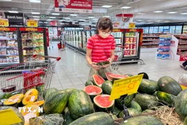 Người dân chọn mua dưa hấu Gia Lai trong chương trình "Đồng hành tiêu thụ dưa hấu" tại siêu thị trên địa bàn Thành phố Hồ Chí Minh. (Ảnh: Hương Giang/TTXVN)