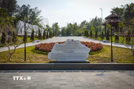 Không gian khu di tích Trung tâm Đề kháng Him Lam được chỉnh trang đồng bộ, với bia giới thiệu và cảnh quan xanh, phục vụ nhu cầu tham quan, tìm hiểu lịch sử của du khách. (Ảnh: Xuân Tư/TTXVN)