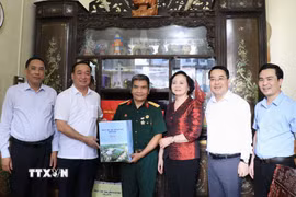 Phó Thủ tướng Phạm Thị Thanh Trà cùng lãnh đạo tỉnh Lào Cai thăm gia đình thương binh Đoàn Đình Thành, trú tại phường Yên Bái. (Ảnh: Đinh Thùy/TTXVN)
