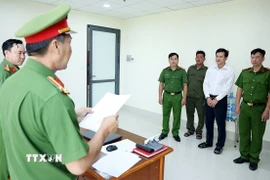 Công an tỉnh An Giang thi hành lệnh bắt bị can Đỗ Viết Dự để tạm giam. (Ảnh: TTXVN phát)