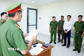 Công an tỉnh An Giang thi hành lệnh bắt bị can Đỗ Viết Dự để tạm giam. (Ảnh: TTXVN phát)