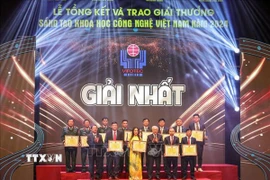 Trao giải Nhất của Giải thưởng Sáng tạo khoa học công nghệ Việt Nam năm 2024. Đồng chí Đỗ Văn Chiến, Ủy viên Bộ Chính trị, Bí thư Trung ương Đảng, Chủ tịch Ủy ban Trung ương Mặt trận Tổ quốc Việt Nam tới dự. (Ảnh: Khánh Hoà/TTXVN)