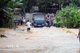 Giao thông bị ùn tắc khi xảy ra lũ quét ở xã Yên Phú, tỉnh Tuyên Quang. (Ảnh: TTXVN phát)